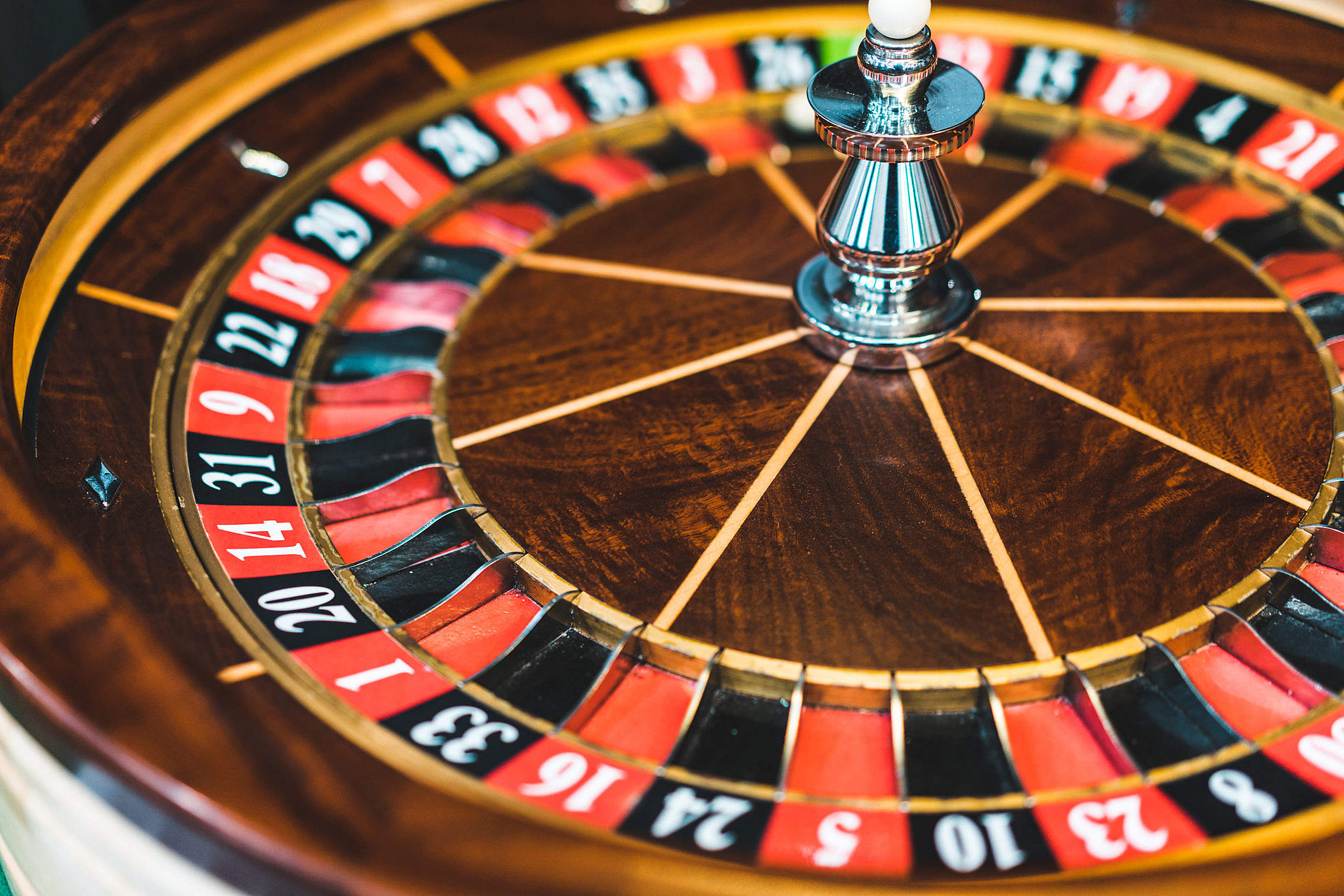 wooden-roulette-wheel-casino-game-2210×1473